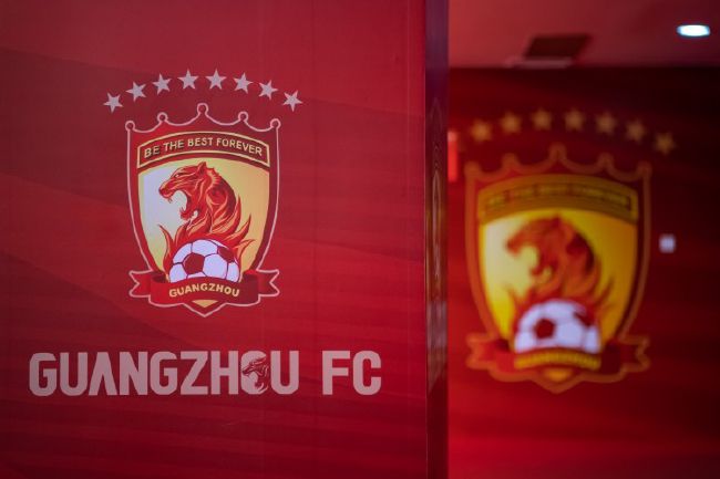 我们是一家人，在困难时期我们必须团结一致，与球迷们也团结一致。